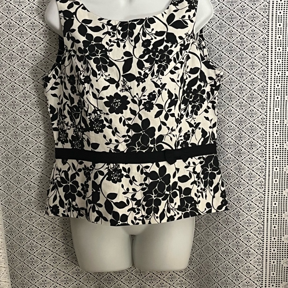 Dress Barn 🔥 $12.  Women’s Black and White Top/ Dress Barn Size 12